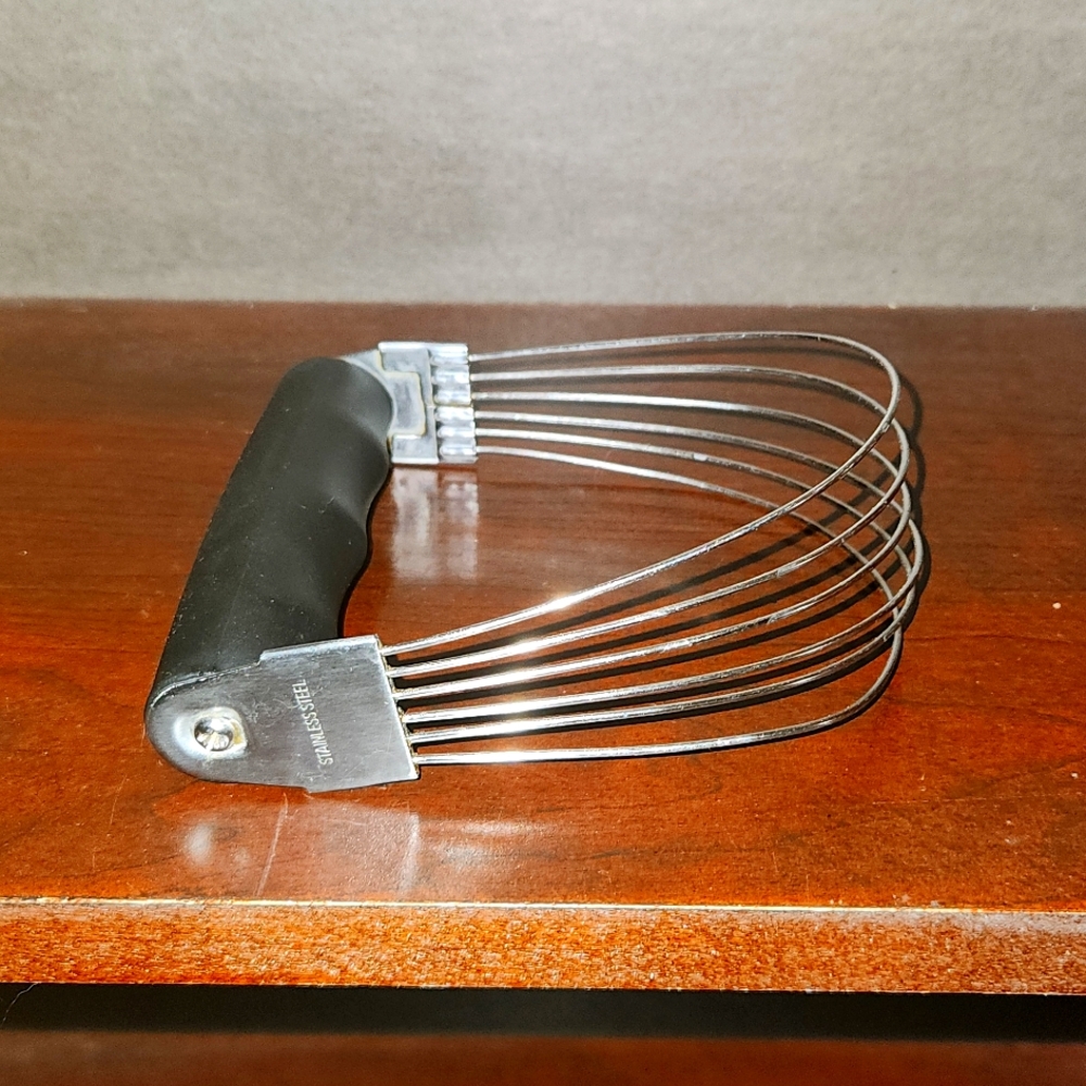 Handheld Stainless Steel Pastry Cutter